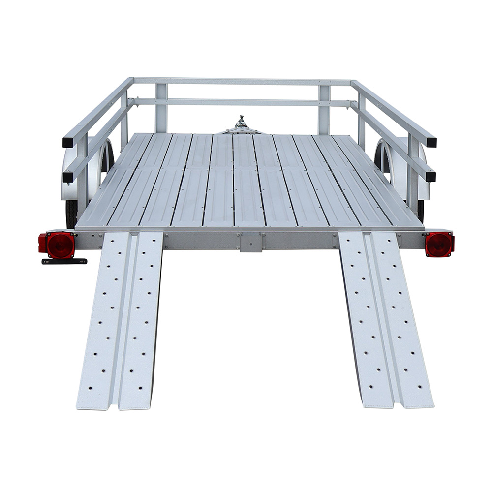 Vue arrière de la remorque complète modèle Marathon 5′ × 8′ rail latérale, avec rampes installées